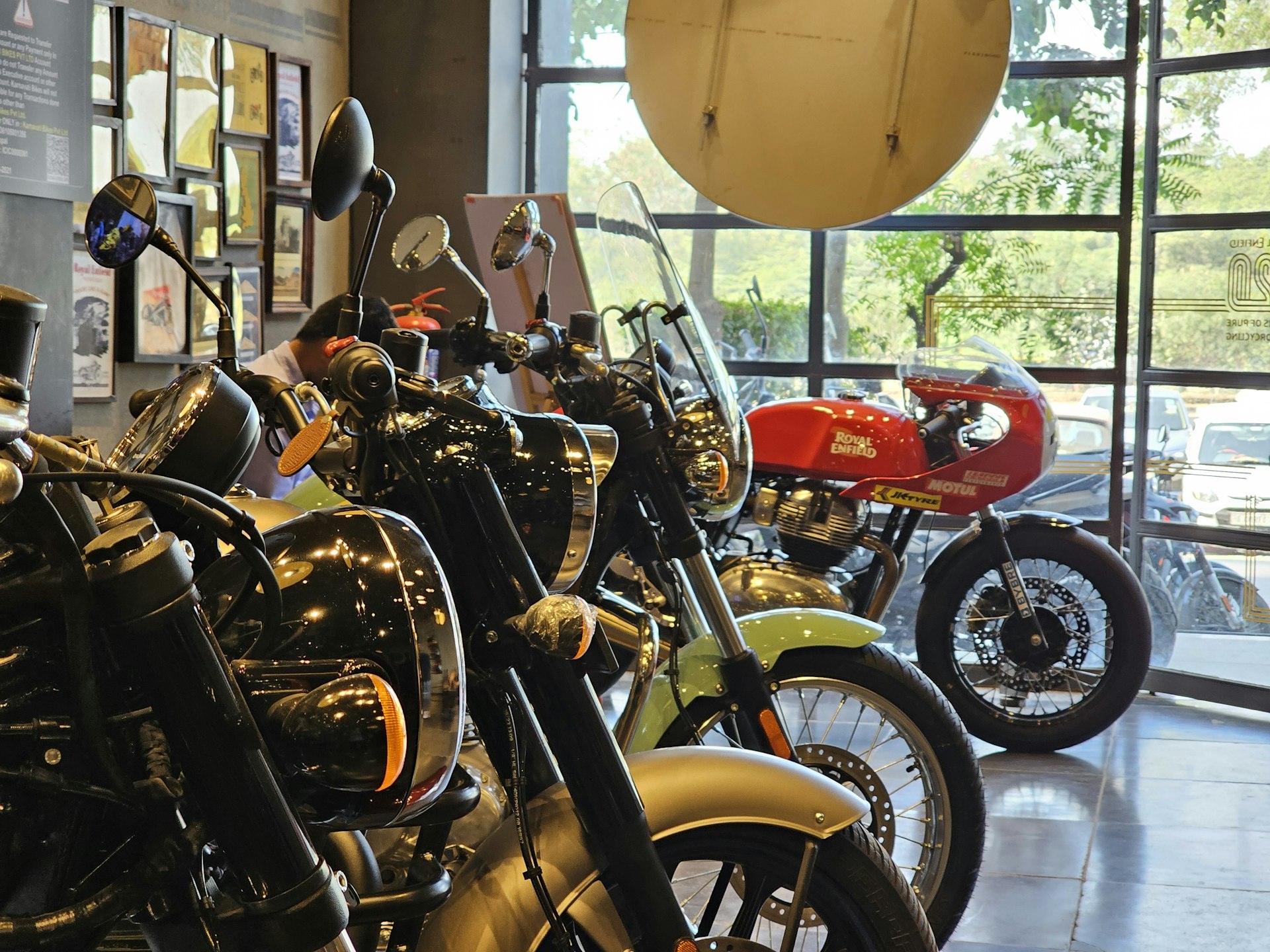 a row of motorcycles parked next to each other